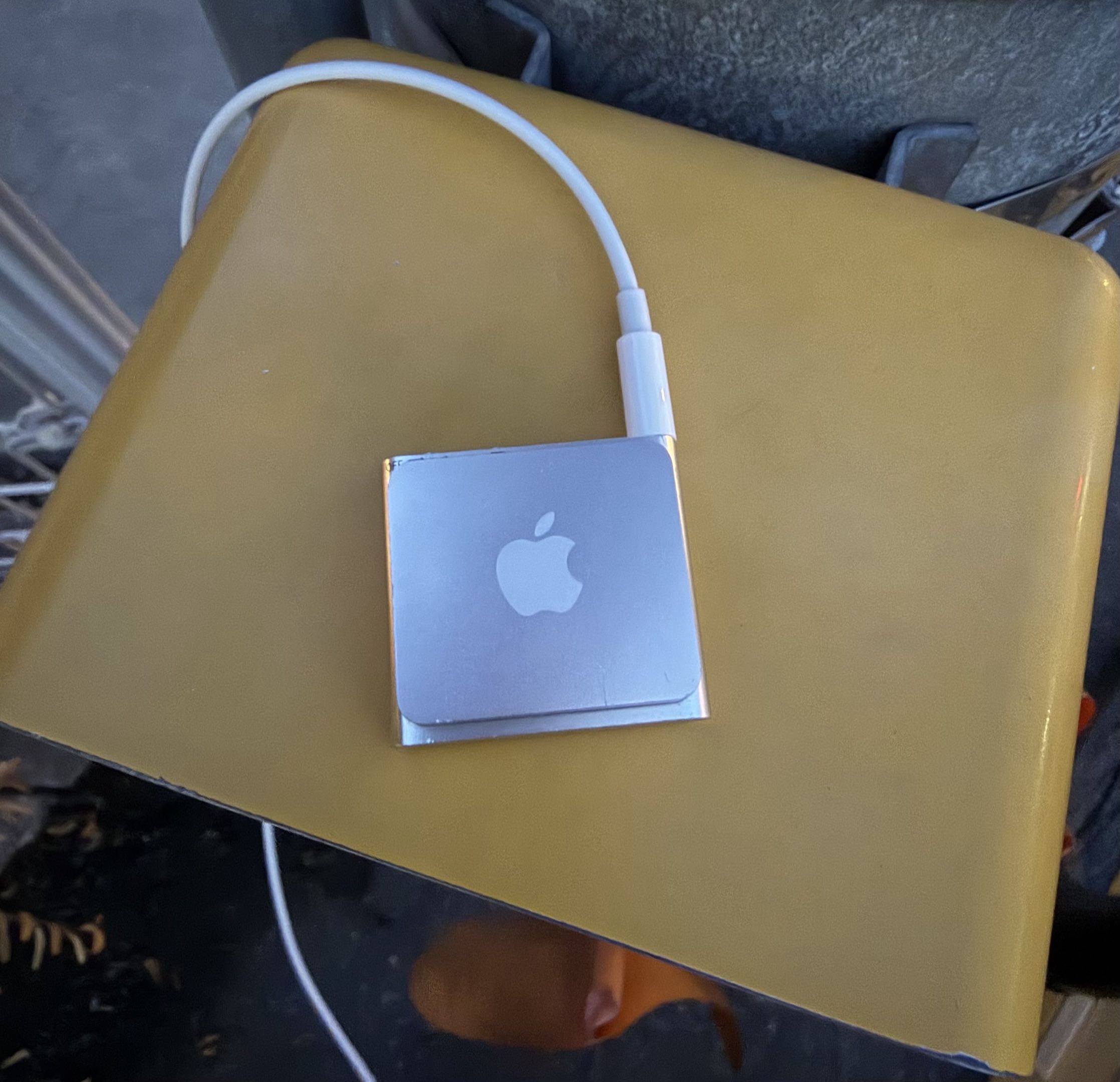 小型のiPod shuffle