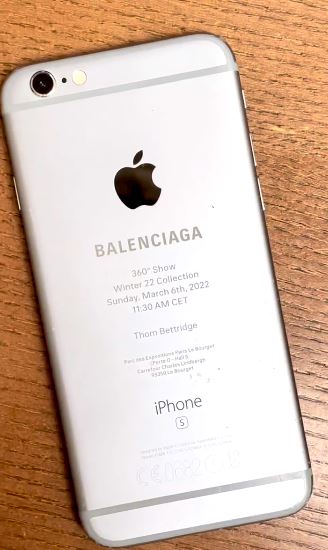 BALENCIAGA Winter 22のショー情報が背面に刻印されたiPhone 6s