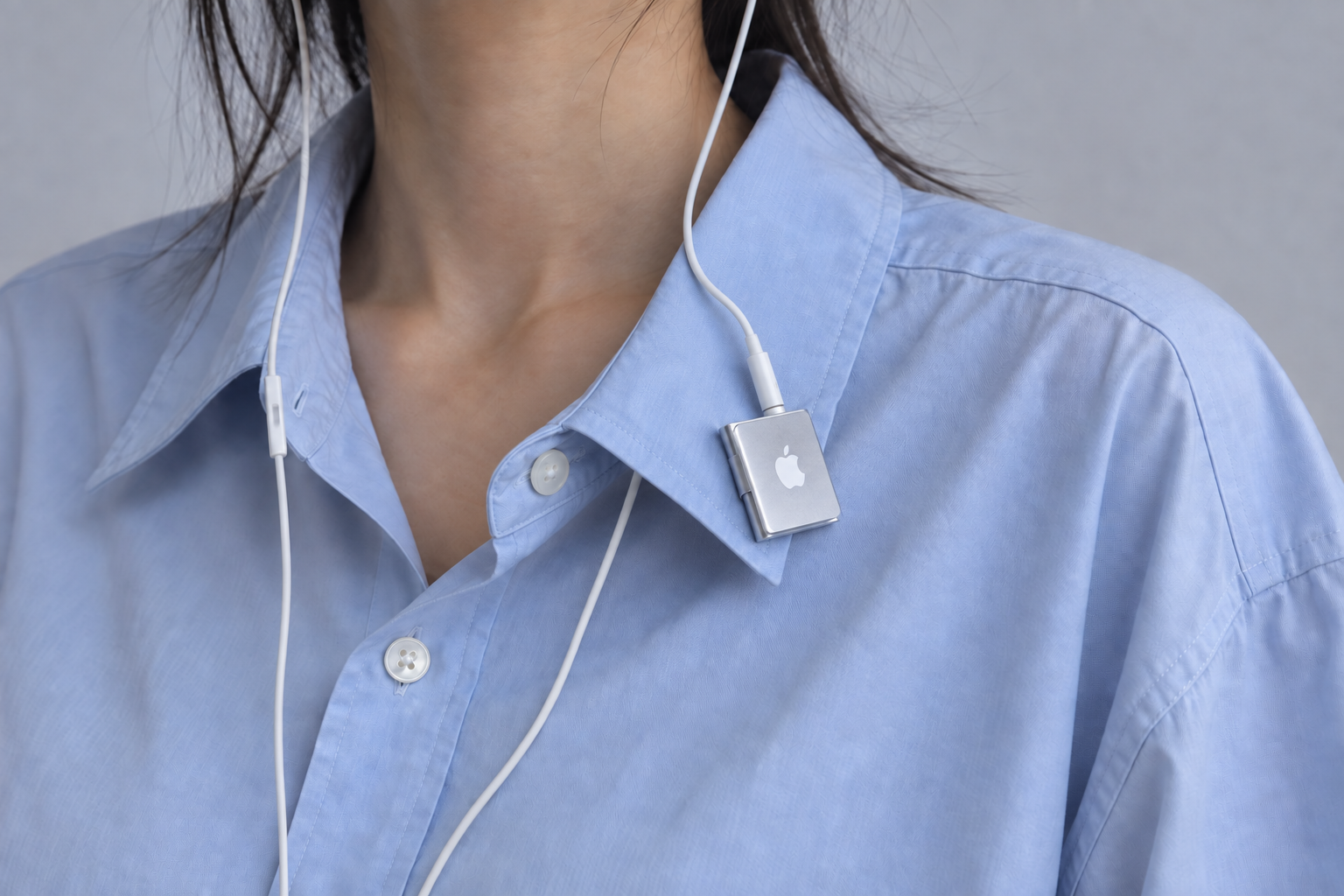 シャツの襟にiPod shuffleを付けたスタイリング