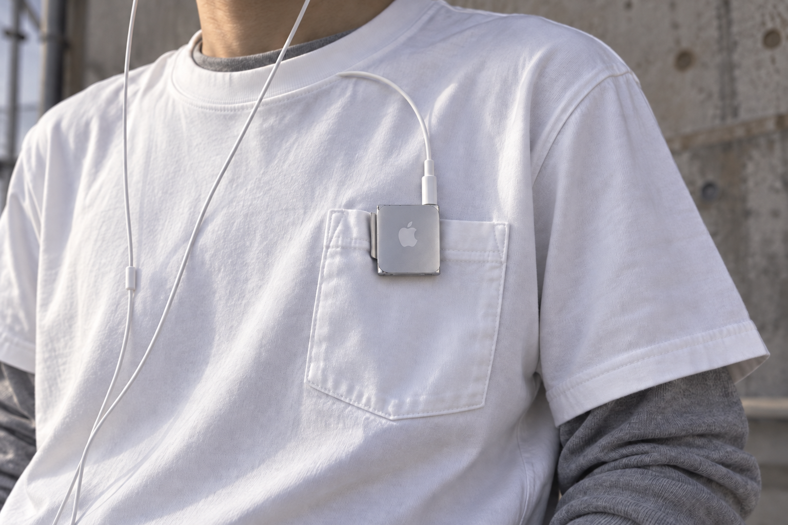 ポケットTシャツにiPod shuffleを付けたスタイリング