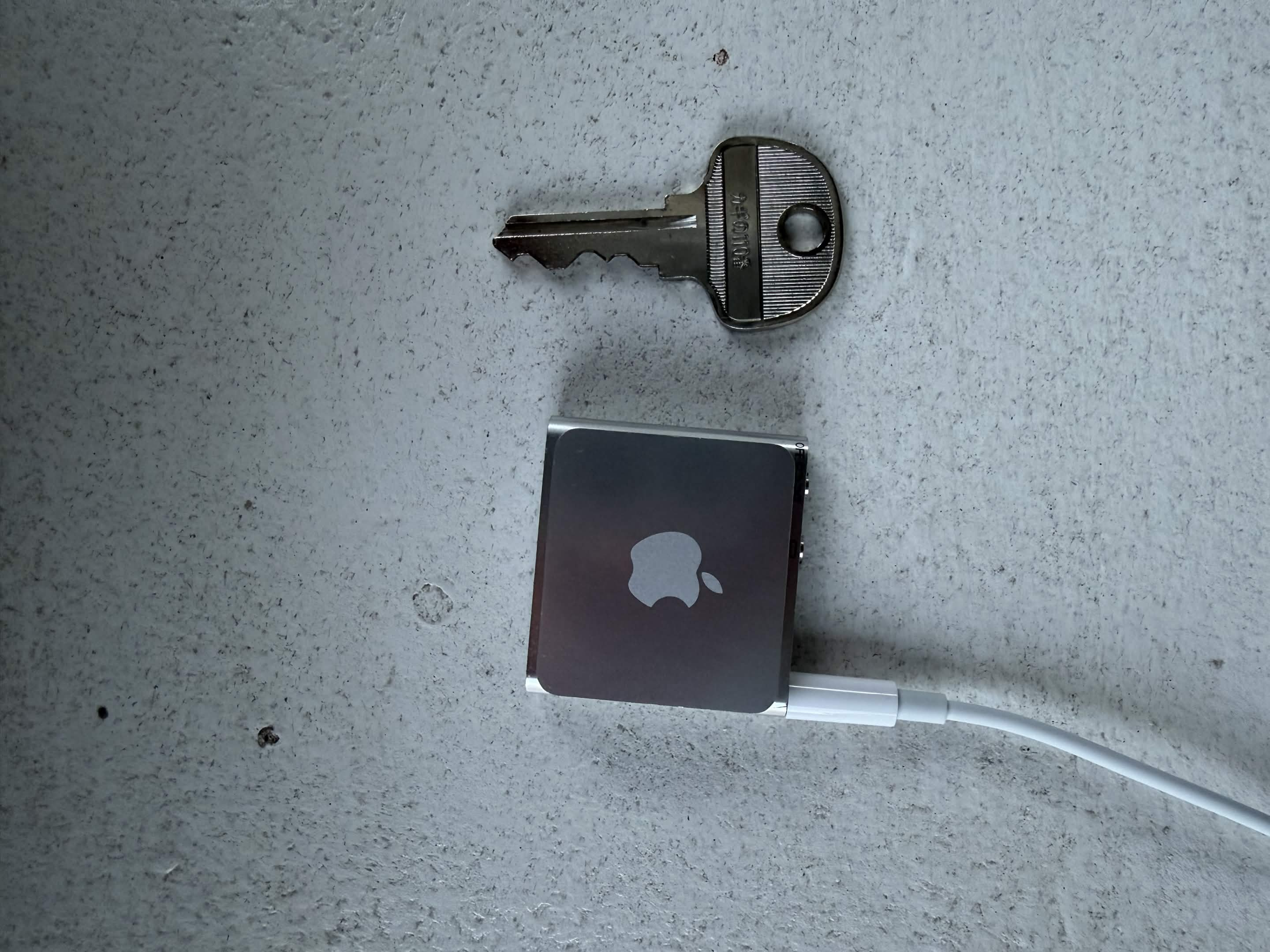 自転車の鍵と並べたiPod shuffle