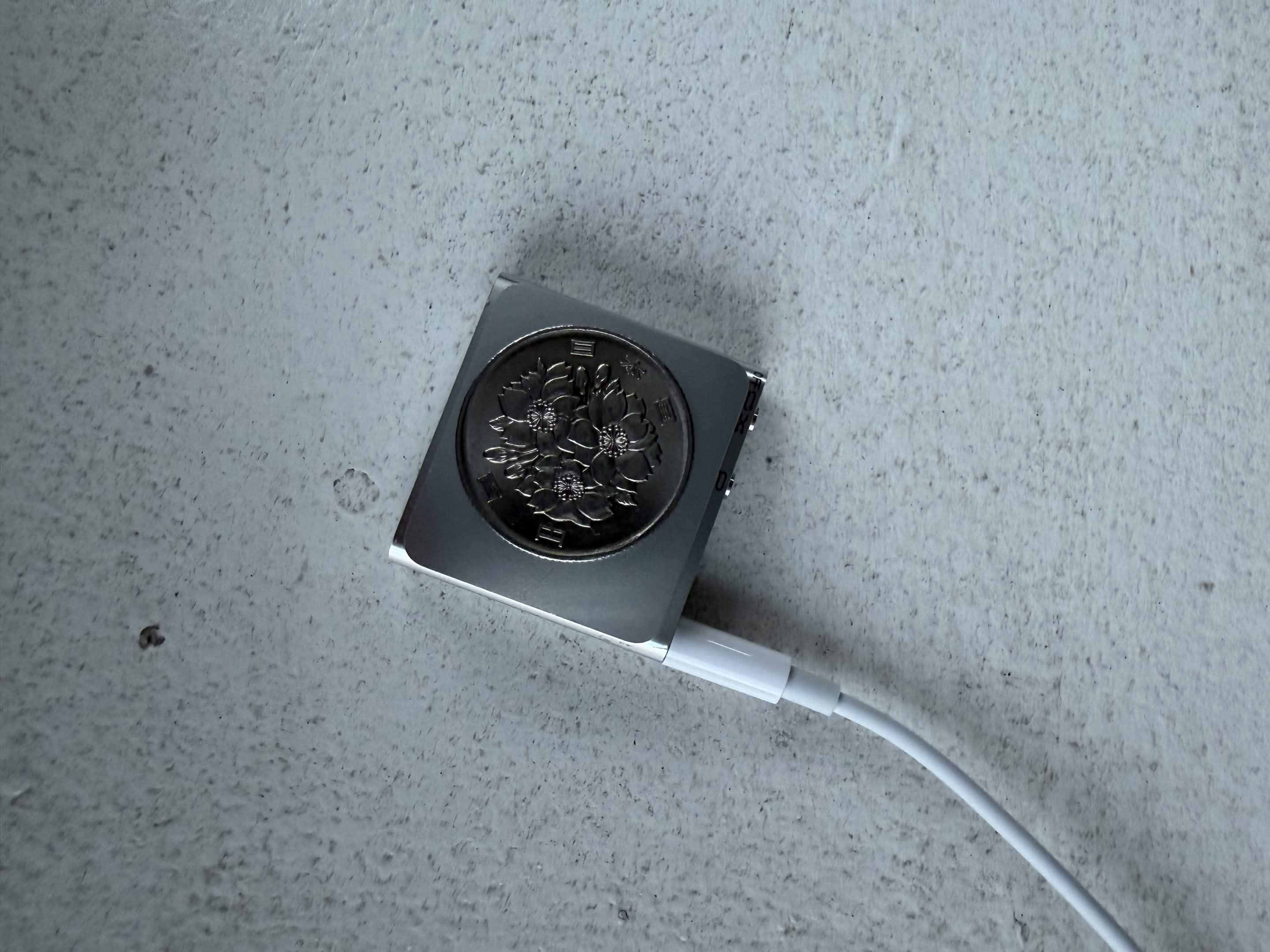 100円玉と並べたiPod shuffle